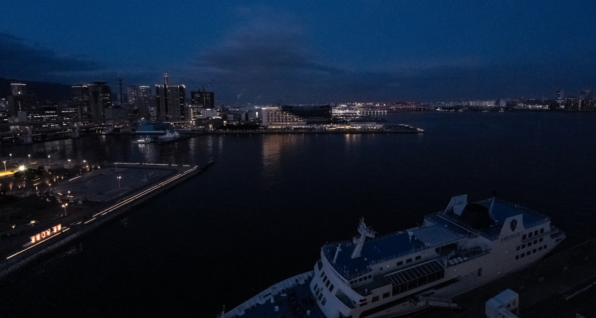 写真：ダブルルーム 東側から見える夜の海と船