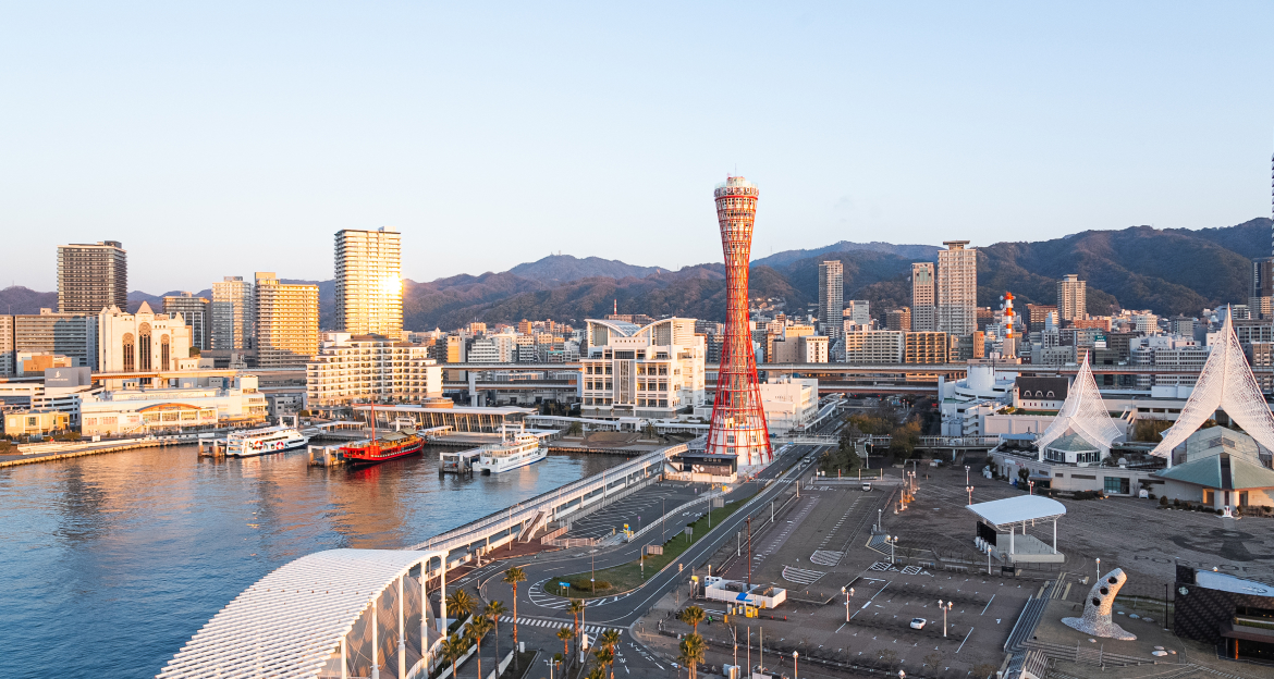 写真：北側から見える日中の神戸市内や神戸ポートタワーなど