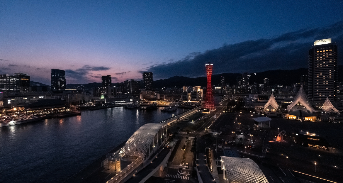 写真：シングルルーム 北側から見える神戸市内や神戸ポートタワーなどの夜景